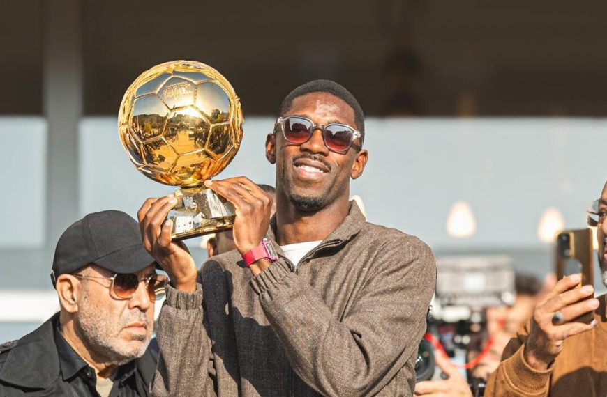 L’attaquant international français Ousmane Dembélé a presenté ce dimanche dans sa ville d’Évreux (Eure) son Ballon d’Or .
